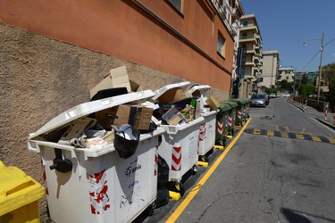 Genova, via Boccadasse - spazzatura bidoni raccolta differenziat