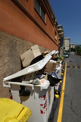 Genova, via Boccadasse - spazzatura bidoni raccolta differenziat
