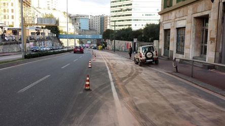 Genova, via cantore - perdita olio sulla carreggiata