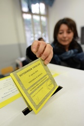 Genova - seggi aperti per votare al referendum contro le trivell