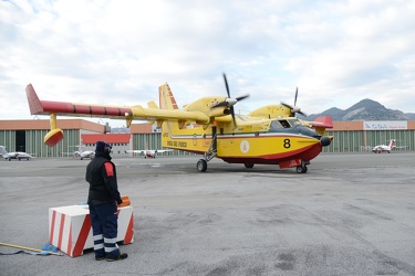 Genova, aeroporto - visita alla base dei canadair dopo questi gi