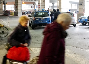 Genova - stazione marittima - allarme bomba per una opel bianca 