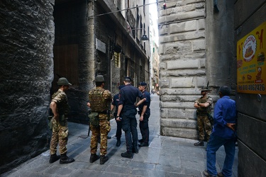 Genova, vicoli - vico Mele - bambina di quattro anni cade dal te