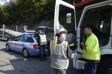 Genova, autostrada casello Ovest - controlli polizia stradale cr