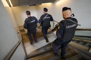 Genova - metropolitana controlli speciali carabinieri anti terro