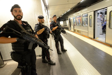 Genova - metropolitana controlli speciali carabinieri anti terro