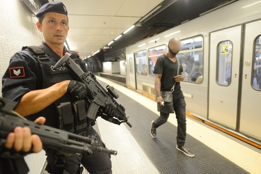 Genova - metropolitana controlli speciali carabinieri anti terro