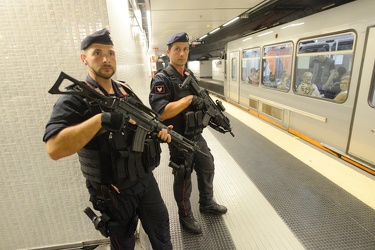 Genova - metropolitana controlli speciali carabinieri anti terro