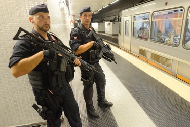 Genova - metropolitana controlli speciali carabinieri anti terro