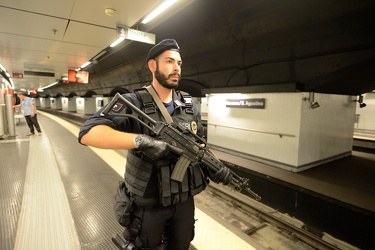 Genova - metropolitana controlli speciali carabinieri anti terro