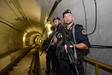 Genova - metropolitana controlli speciali carabinieri anti terro