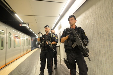 Genova - metropolitana controlli speciali carabinieri anti terro