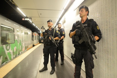 Genova - metropolitana controlli speciali carabinieri anti terro