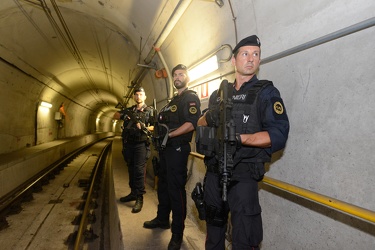 Genova - metropolitana controlli speciali carabinieri anti terro