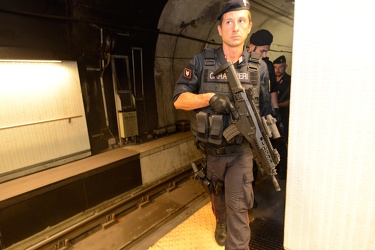 Genova - metropolitana controlli speciali carabinieri anti terro