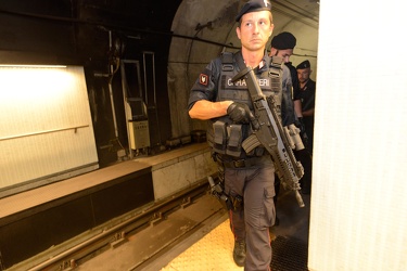 Genova - metropolitana controlli speciali carabinieri anti terro