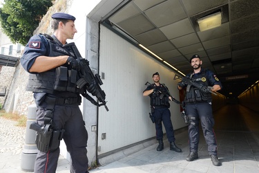 Genova - metropolitana controlli speciali carabinieri anti terro