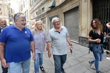 Genova - candidato sindaco Gianni Crivello in giro nel centro st