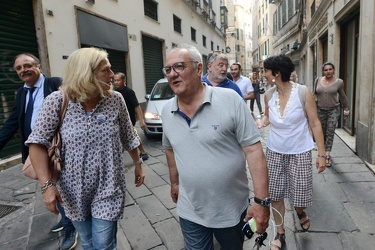 Genova - candidato sindaco Gianni Crivello in giro nel centro st