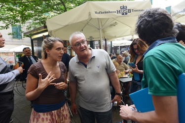 Genova - candidato sindaco Gianni Crivello in giro nel centro st