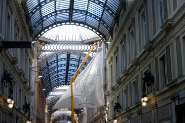 Genova - Galleria Mazzini - caduta balaustra di marmo a causa de