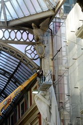 Genova - Galleria Mazzini - caduta balaustra di marmo a causa de