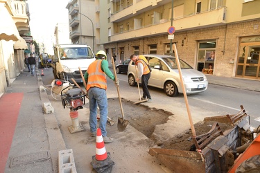 Genova Voltri, via Buffa - fuga di gas causa scavi per fibre ott
