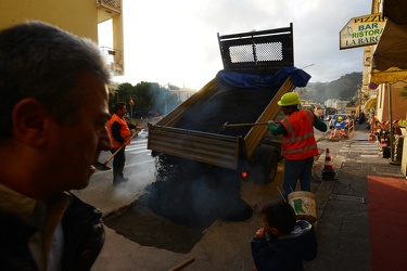 Genova Voltri, via Buffa - fuga di gas causa scavi per fibre ott