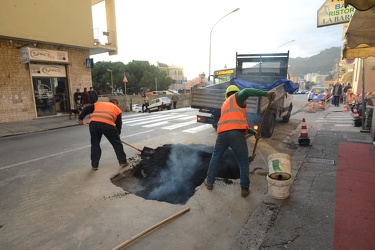 Genova Voltri, via Buffa - fuga di gas causa scavi per fibre ott