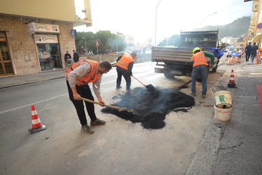 Genova Voltri, via Buffa - fuga di gas causa scavi per fibre ott