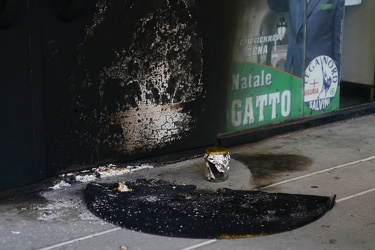 Genova, via Fieschi - raid incendiario al point elettorale della