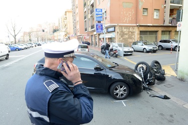 Genova, via Bobbio - incidente stradale tra moto e automobile