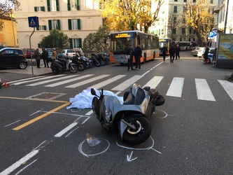 Genova, Corso Armellini - incidente mortale, sccoter contro cami