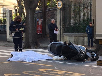 Genova, Corso Armellini - incidente mortale, sccoter contro cami