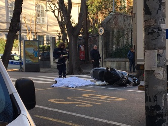 Genova, Corso Armellini - incidente mortale, sccoter contro cami
