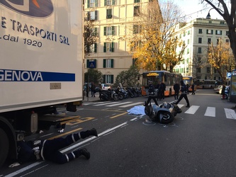 Genova, Corso Armellini - incidente mortale, sccoter contro cami