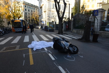 Genova, Corso Armellini - incidente mortale, sccoter contro cami