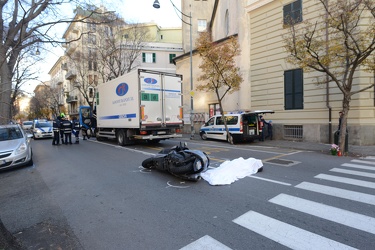 Genova, Corso Armellini - incidente mortale, sccoter contro cami