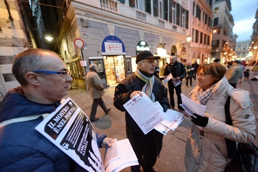 Genova, piazza san Lorenzo - piccola manifestazione greenpeace c