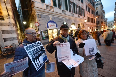 Genova, piazza san Lorenzo - piccola manifestazione greenpeace c