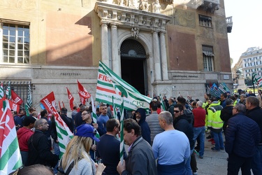 Genova - presidio lavoratori edili davanti alla prefettura dopo 