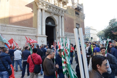 Genova - presidio lavoratori edili davanti alla prefettura dopo 