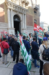 Genova - presidio lavoratori edili davanti alla prefettura dopo 