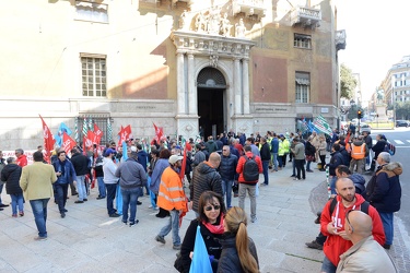 Genova - presidio lavoratori edili davanti alla prefettura dopo 