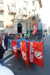 Genova - presidio lavoratori edili davanti alla prefettura dopo 