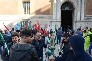 Genova - presidio lavoratori edili davanti alla prefettura dopo 