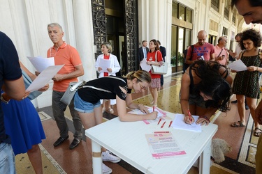 Genova, piazza De Ferrari - raccolta firme per la ricerca