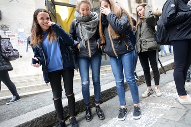 Genova - la moda dei ragazzi all'uscita delle scuole