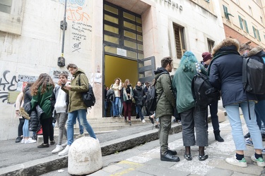 Genova - la moda dei ragazzi all'uscita delle scuole