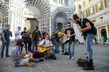 Genova, piazza San Lorenzo - presidio protesta artisti strada 